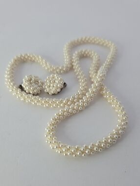 Vintage white faux pearl beaded rope necklaces and matching clipon earrings 15"